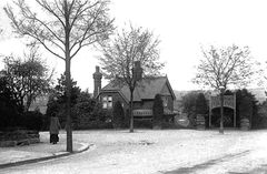 Upper-Park-Road-Entrance-to-Alexandra-Park.-1912.